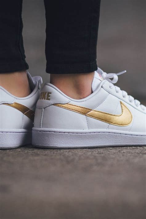 nike tennis classic damen weiß gold|Nike Tennis Classic Shoes .